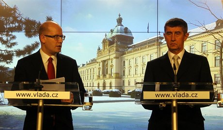 Bohuslav Sobotka (vlevo) a Andrej Babi na tiskové konferenci po jednání vlády.