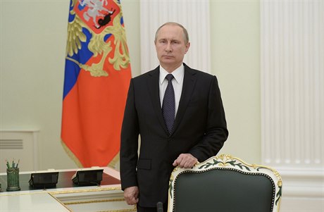 Vladimir Putin se rozhodl se vemi ruskými funkcionái zatoit.