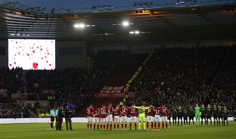 Den vzpomínek uctili i hrái a fanouci pi zápase Premier League mezi...