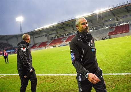 Henrik Larsson opoutí hit po konfliktu s maskovanými fanouky.