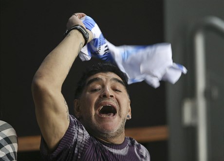 Diego Maradona v rái. V Zábehu fandil pomocí tradiního argentinského lasování.