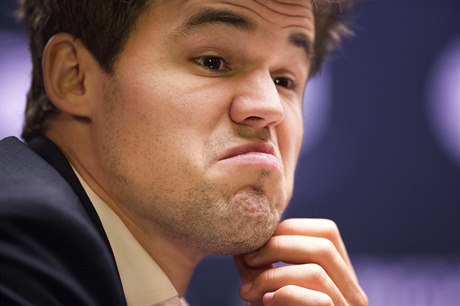 Magnus Carlsen tentokrát nenael s bílými figurami na Karjakina zbra.