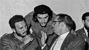 Fidel Castro na archivnm snmku spolu s revolucionem Che Guevarou a...