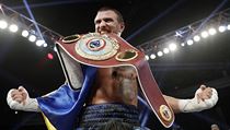 Vasil Lomačenko slaví se svým titulem mistra světa WBO v super pérové váze. | na serveru Lidovky.cz | aktuální zprávy