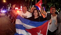 Kubnci slav v ulicch Miami. Zemel Fidel Castro.