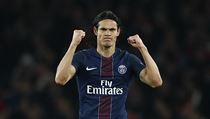 Edinson Cavani z Paris Saint Germain m radost, jeho tm vede nad Arsenalem.