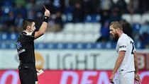 Hlavní rozhodčí Martin Nenadál uděluje třetí červenou kartu v zápase, vpravo je... | na serveru Lidovky.cz | aktuální zprávy