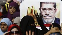 Soud s Mursm doprovzely demonstrace stoupenc Muslimskho bratrstva.