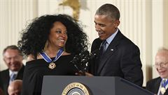 Zpvaka Diana Rossová se usmívá na prezidenta Barracka Obamu poté, co jí...