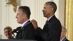 Prezident Barack Obama pevává Medaili svobody Bruci Springsteenovi bhem...