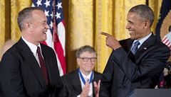 Prezident Barrack Obama ukazuje na herce Toma Hankse pi pedávání Medailí...