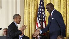 Prezident Barack Obama blahopeje bývalé hvzd NBA Michaelu Jordanovi ped...