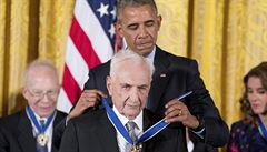 Prezident Barrack Obama ocenil Medailí svobody architekta Franka Gehryho.