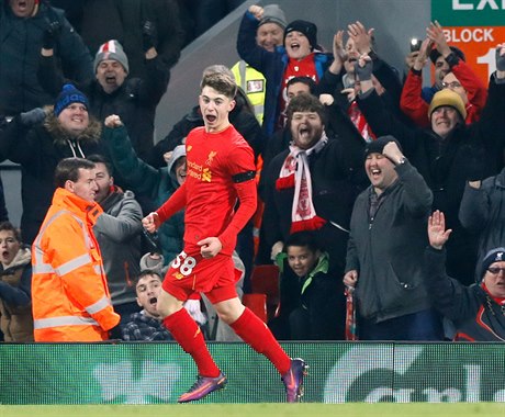 Ben Woodburn slaví svj premiérový gól za Liverpool.