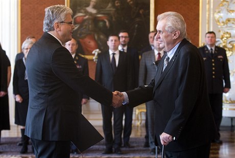 Prezident Zeman potásá rukou novému ministru zdravotnictví Miloslavu Ludvíkovi.