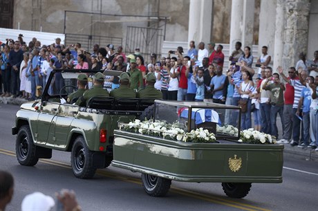 Vojenský automobil pepravuje popel kubánského revolucionáe Fidela Castra.