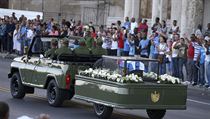 Vojensk automobil pepravuje popel kubnskho revolucione Fidela Castra.
