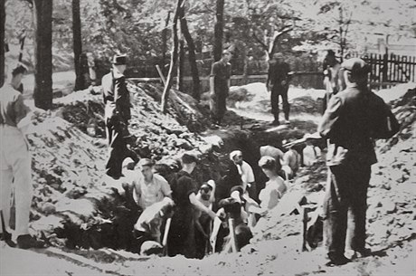 Zajatí písluníci Waffen-SS si kopou hrob