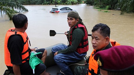 Zachránáí na lodích zasahují v oblasti Sichon v thajské provincii Nakhon Si...