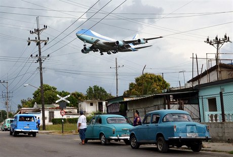 Americký prezidentský speciál Air Force One pelétá pes pedmstí Havany.