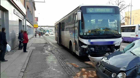 U brnnského autobusového nádraí se srazil autobus, dodávka a osobní auto.