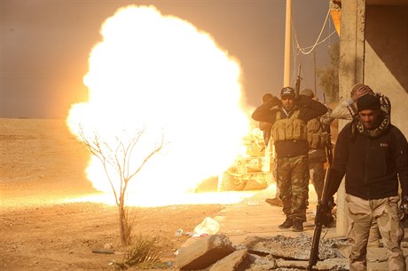 Irácké jednotky postupují do Mosulu po východním behu eky Tigris.