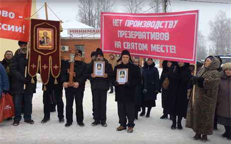 Protesty proti továrn na kondomy v ruském Bogoljubovu.