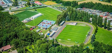 Areál Mstského stadionu v Dobruce bhem letoního nejvtího florbalové...