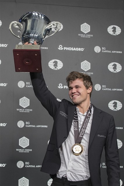 Magnus Carlsen a jeho vítzné gesto po triumfálním vítzství.