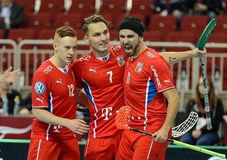 Patrik Suchánek (vlevo) a Tomá Sladký (vpravo) se radují z gólu Milana...