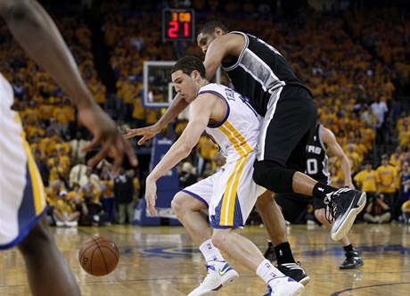 Basketbalista Golden State Warriors Klay Thompson (vlevo) a Tim Duncan ze San...