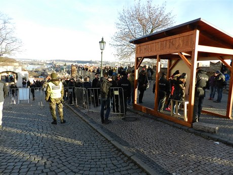 ádné zbran a výbuniny. Policisté prohledávají kadého návtvníka Praského...