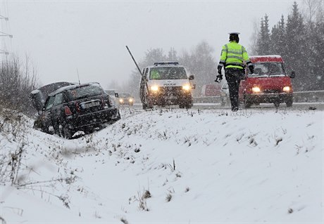 Snhová kalamita komplikuje dopravu.