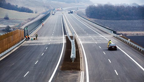 Jediná auta, která dnes po zhruba 16kilometrovém úseku skrz eské stedohoí...