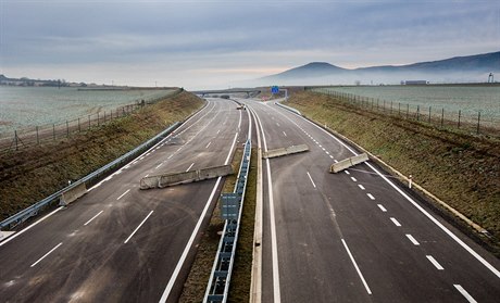 U obce Bílinka nedaleko Lovosic doposud dálnice D8 koní. idii míící smrem...