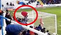 Fanoušek Alcoyana rozptyluje exekutora penalty. | na serveru Lidovky.cz | aktuální zprávy