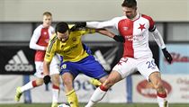 Fastav Zln - Slavia Praha. Zleva Haris Harba ze Zlna a Ji Blek ze Slavie.