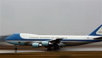 Air Force One odlt ze zkladny Andrews s prezidentem Barrackem Obamou na...