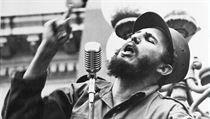 Fidel Castro hovo v noru 1959 k davu v prbhu triumflnho pochodu na...