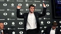 Je konec, Magnus Carlsen se po dlouh bitv raduje z obhajoby mistrovskho...