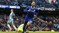 Eden Hazard se raduje z tet branky do st Manchesteru City.