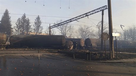 Vagony nákladního vlaku, které vybuchly.