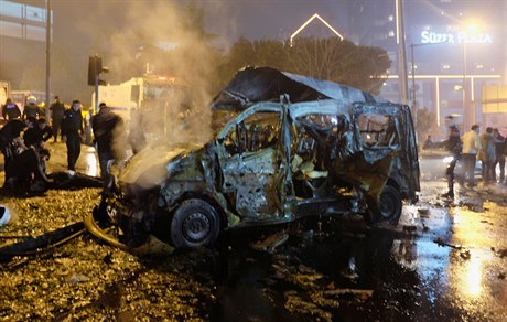 Zcela zniené auto po explozi v Istanbulu.