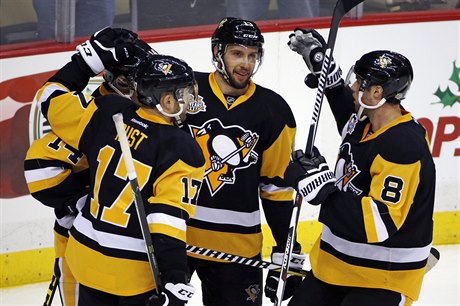 Nick Bonino z týmu Pittsburgh Penguins'  slaví svj gól se spoluhrái Brianem...