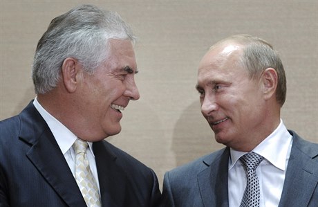 Ruský prezident Vladimir Putin a éf Exxon Mobile Rex Tillerson se pi jednání...