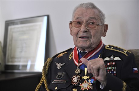 Ve 101 letech zemel válený veterán Imrich Gablech (na snímku z 16. listopadu...