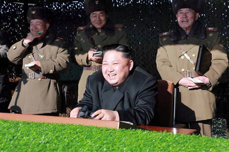 Severokorejský lídr Kim ong-un má radost ze cviení batalionu KPA 525...