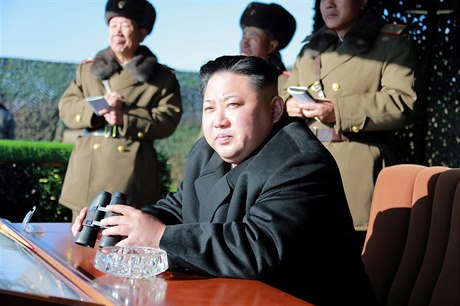 Severokorejský lídr Kim ong-un sleduje cviení batalionu KPA 525 písluník...
