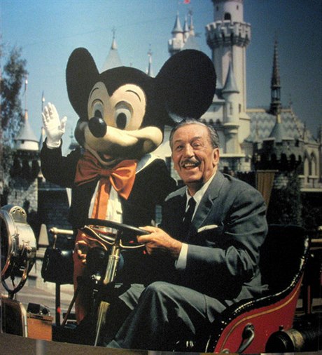 Walt Disney se svou nejznámjí postavikou.