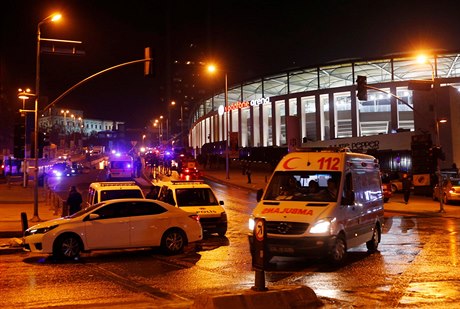 Záchranái ped istanbulským fotbalovým stadionem.